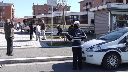 Bus fuori controllo fuori Roma: sei feriti 4