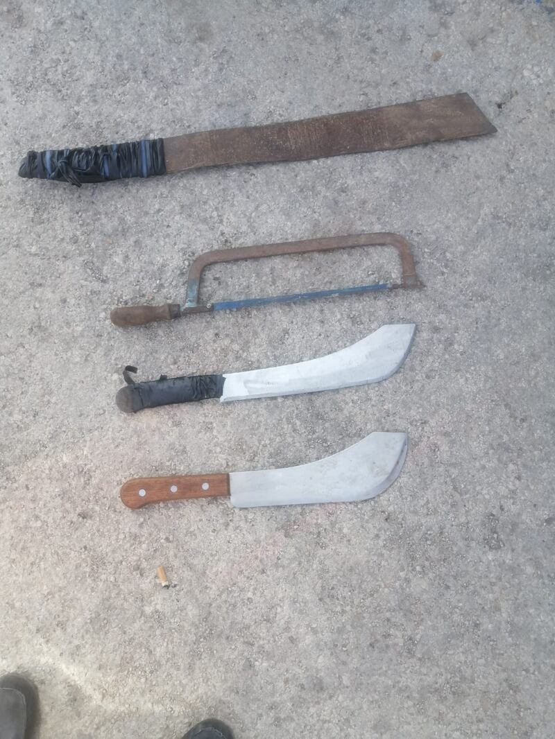Machete e coltelli sequestrtati ai migranti aggrressivi intercettati dalla Guardia costiera tunisina.