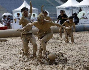 Quattro calci al pallone nel fango a Pechino 6