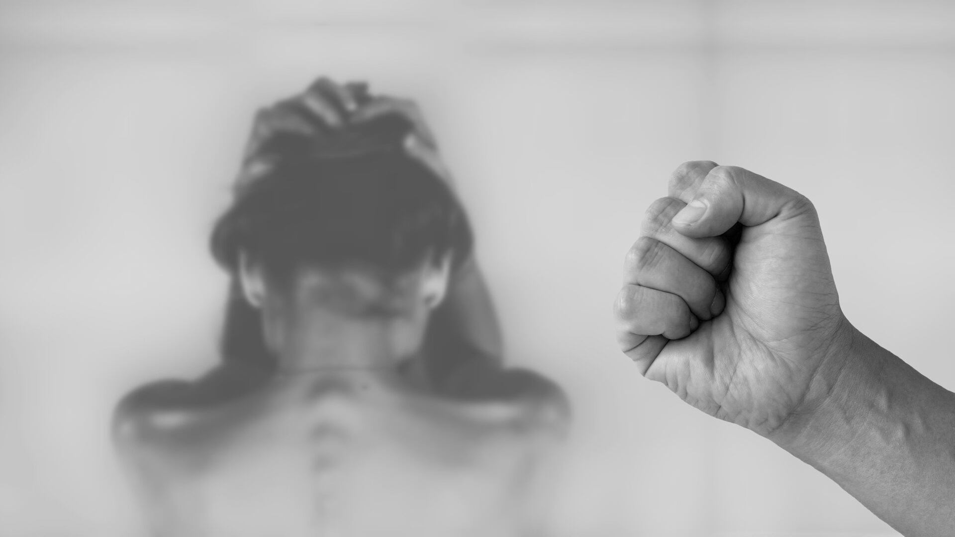 "Risoamaro" oggi al teatro Parenti su due donne vittime di violenze
