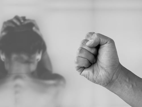 "Risoamaro" oggi al teatro Parenti su due donne vittime di violenze