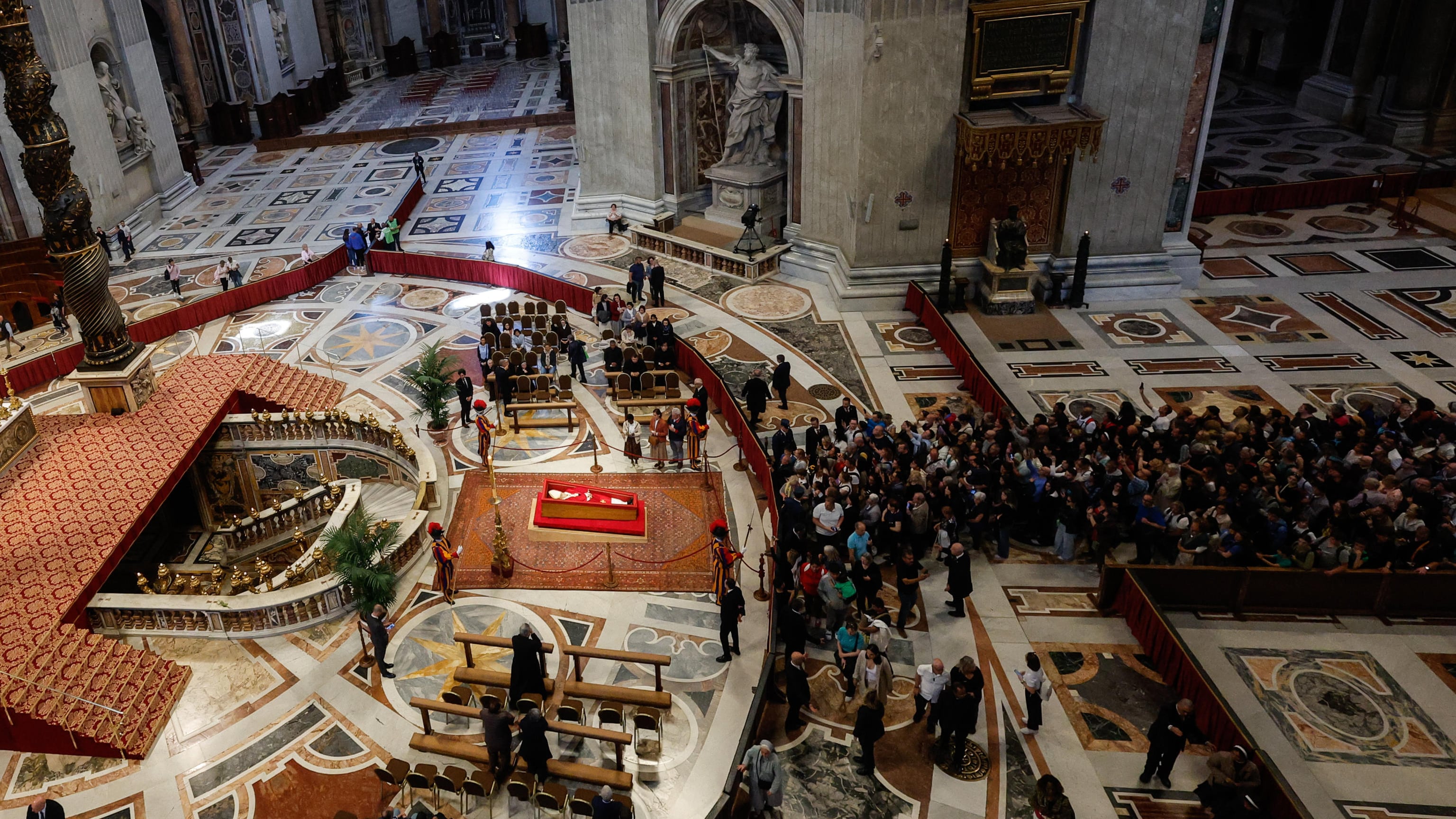 Il Papa a San Pietro. Salma a terra senza catafalco, 100mila fedeli in coda per l'omaggio | La diretta