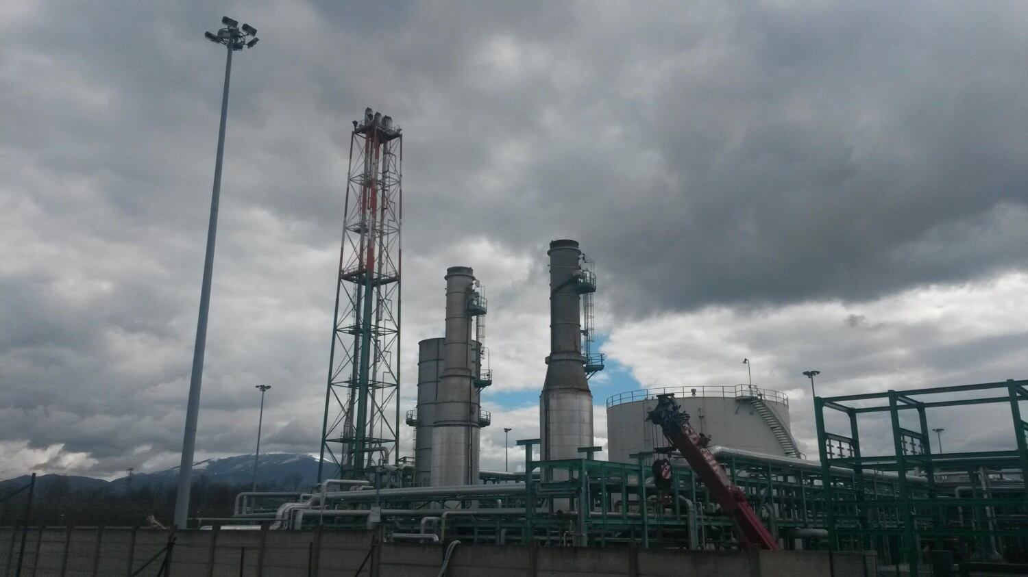Eni annuncia la cassa integrazione e stop ai contratti dei fornitori