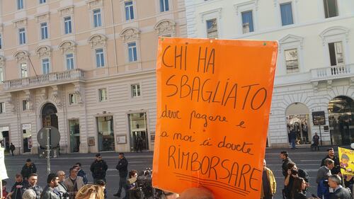 Salva Banche, risparmiatori in piazza: "Renzi, vogliamo indietro i nostri soldi" 9
