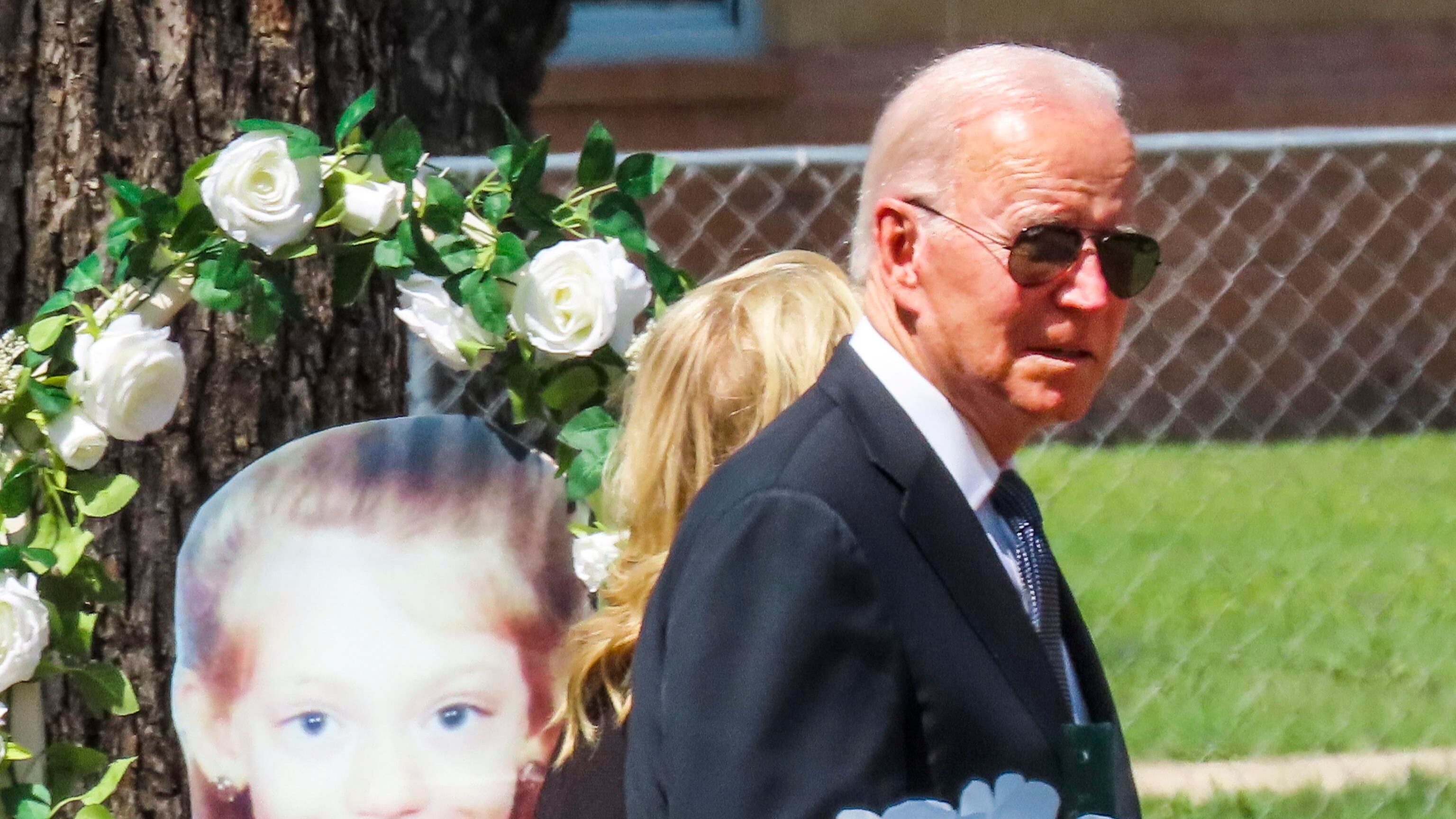 Uvalde, Biden in lacrime. "Ora è tempo di agire". La polizia sotto inchiesta
