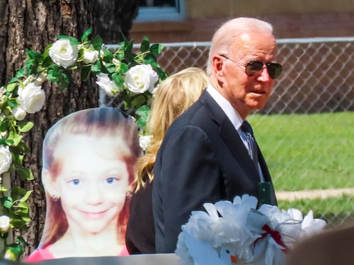 Uvalde, Biden in lacrime. "Ora è tempo di agire". La polizia sotto inchiesta