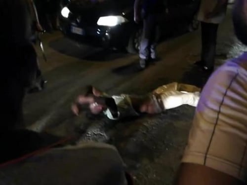 L'immigrato nigeriano spacca i vetri auto e il vescovo di Acerra lo difende, ma i cittadini: "Accoglilo tu"
