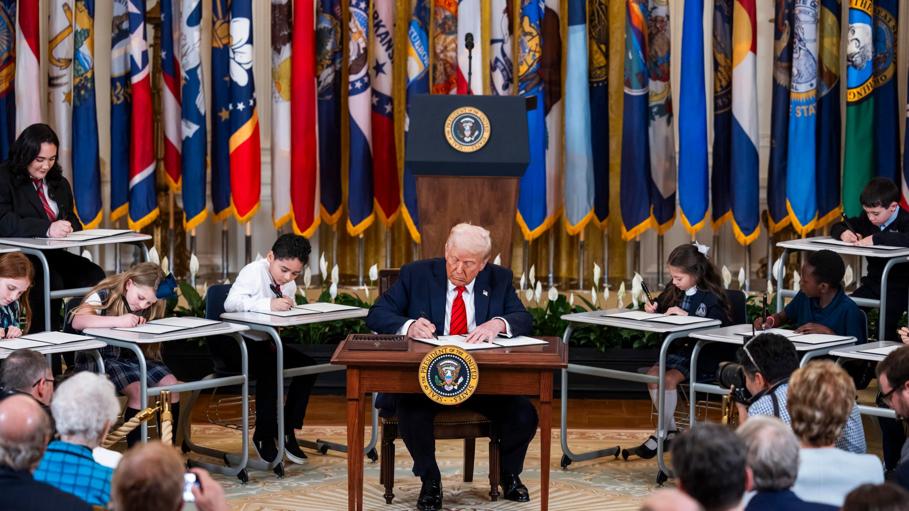 Firma e show, Trump smantella il Dipartimento dell'educazione