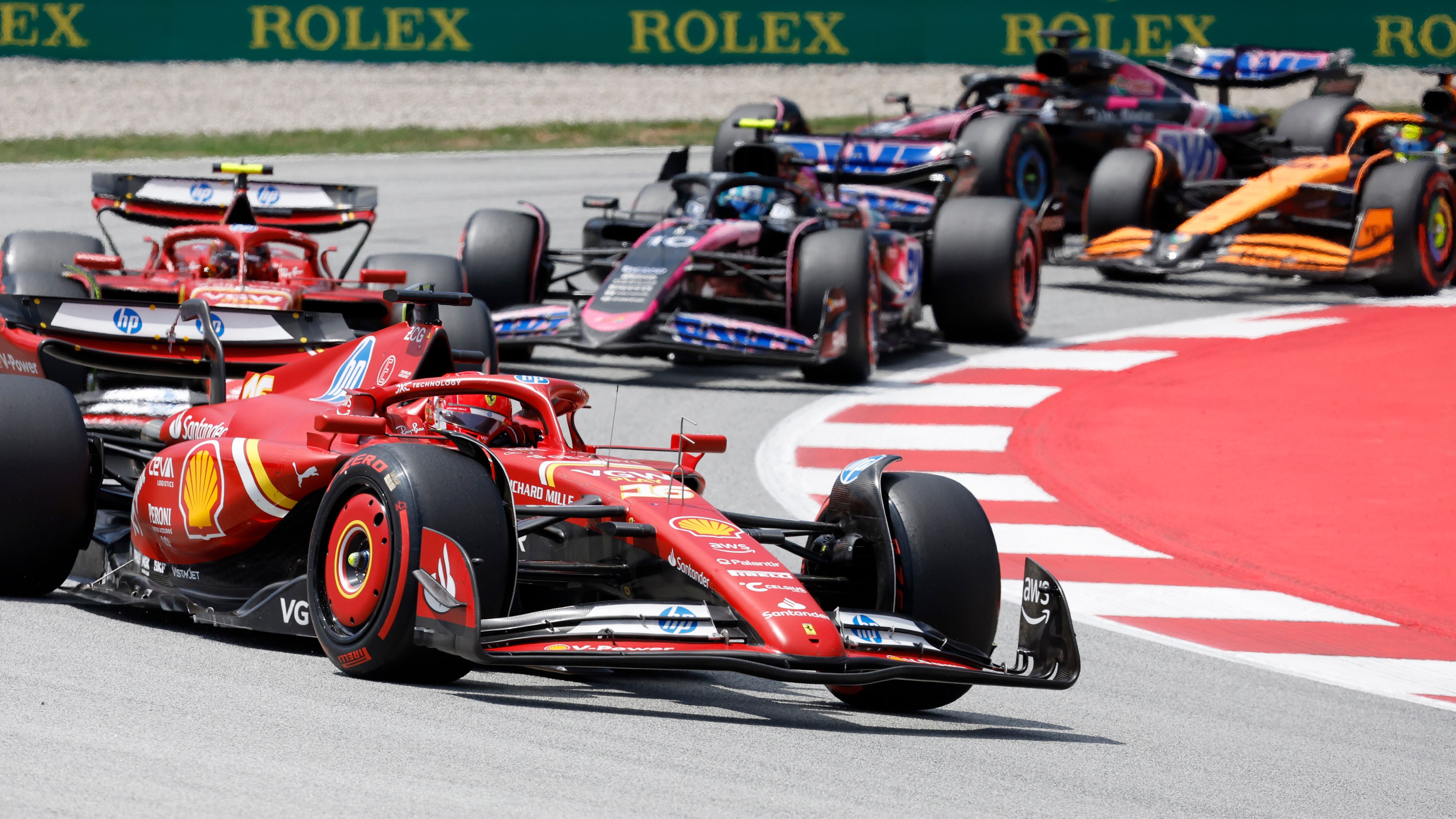 F1, Leclerc furioso contro il compagno Sainz. Cosa è successo in casa Ferrari