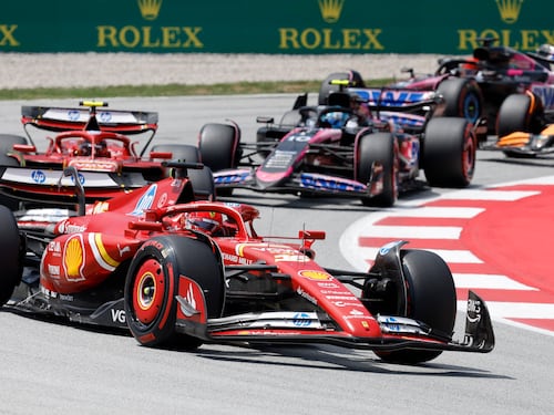 F1, Leclerc furioso contro il compagno Sainz. Cosa è successo in casa Ferrari