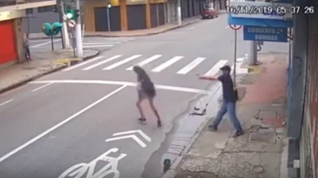 Gli chiede l'elemosina: lui le spara a bruciapelo uccidendola in strada