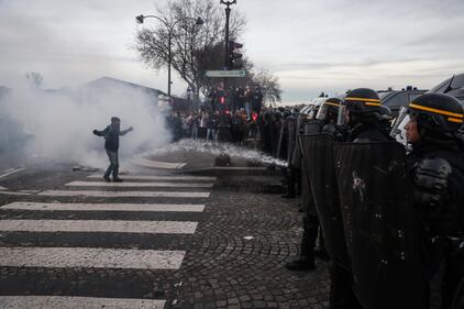 Parigi, barricate e fuoco in place de la Concorde 12
