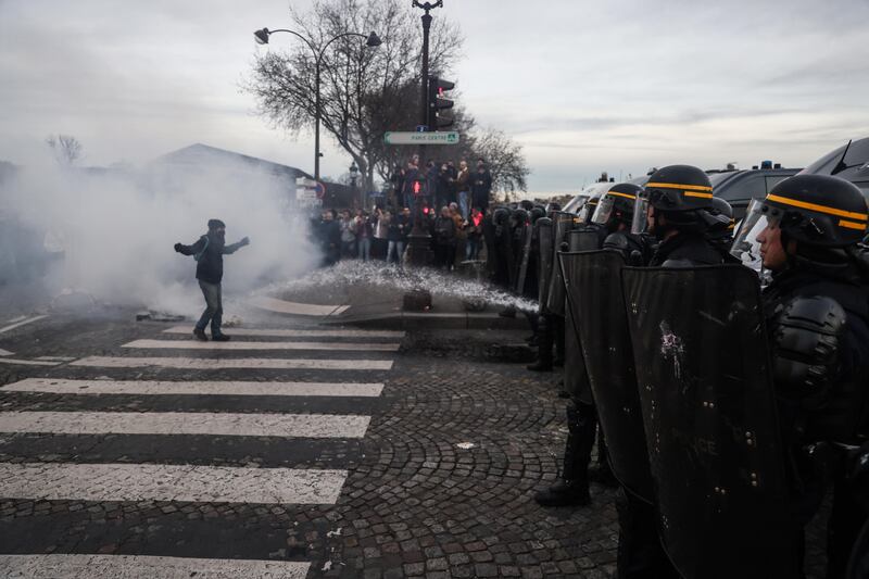 Parigi, barricate e fuoco in place de la Concorde 12