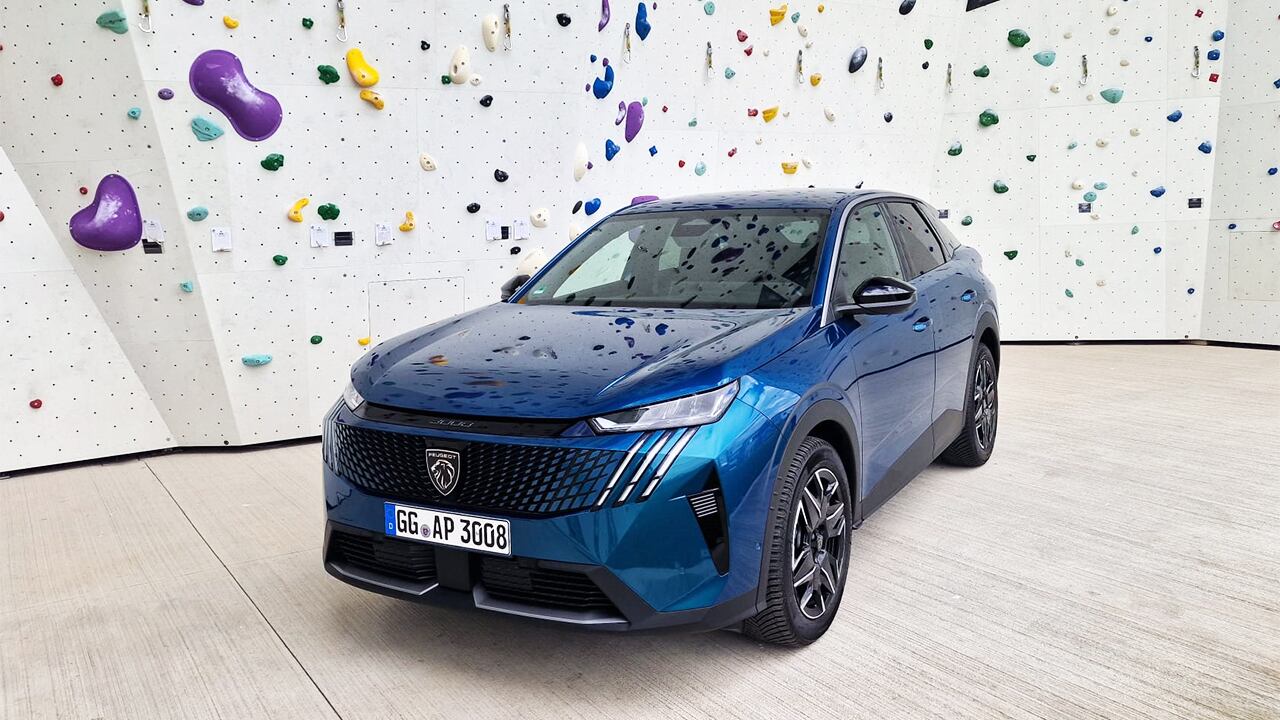 Nuova Peugeot 3008 Hybrid, primo contatto con il futuristico SUV francese