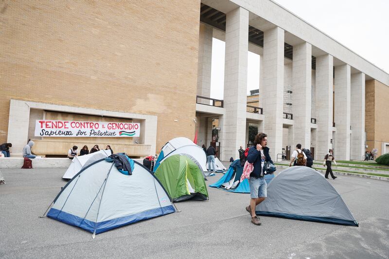 Tende anti-Israele alla Sapienza: il campeggio dei collettivi rossi 1