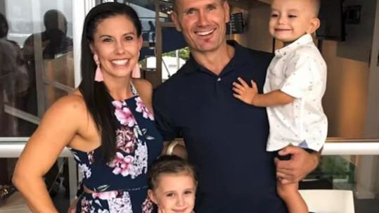 Australia, ex stella del rugby brucia l'auto con la moglie e i tre figli dentro poi si suicida