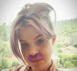 Kelly Osbourne in giacca di pelle e slip per lanciare il nuovo progetto televisivo 9