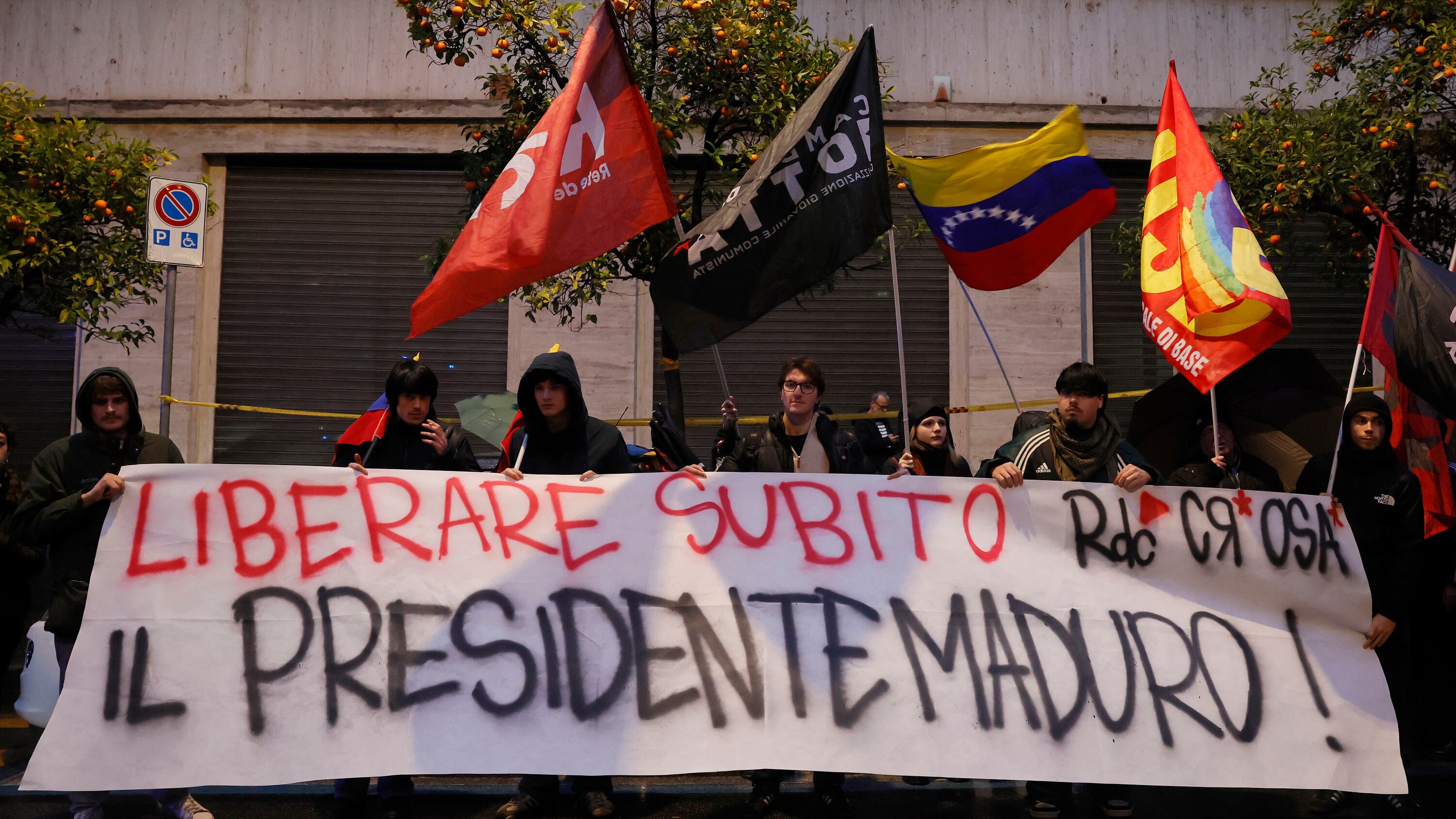 Venezuela libera, ma la sinistra italiana tifa per Maduro. I venezuelani: "Dove eravate quando ci uccideva?"