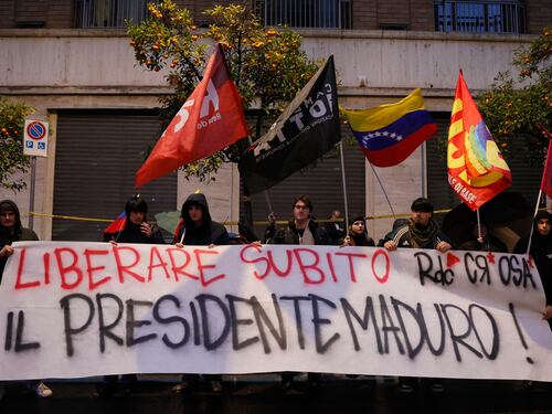 Venezuela libera, ma la sinistra italiana tifa per Maduro. I venezuelani: "Dove eravate quando ci uccideva?"