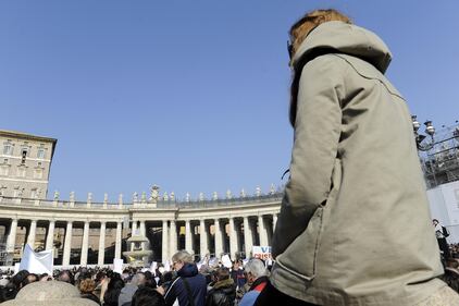 I fedeli abbracciano il Papa 2