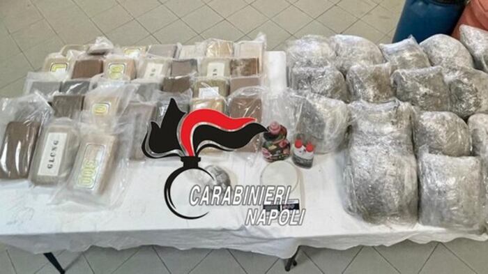 Cocaina nascosta nei barili e armi da guerra: un arresto ad Agerola