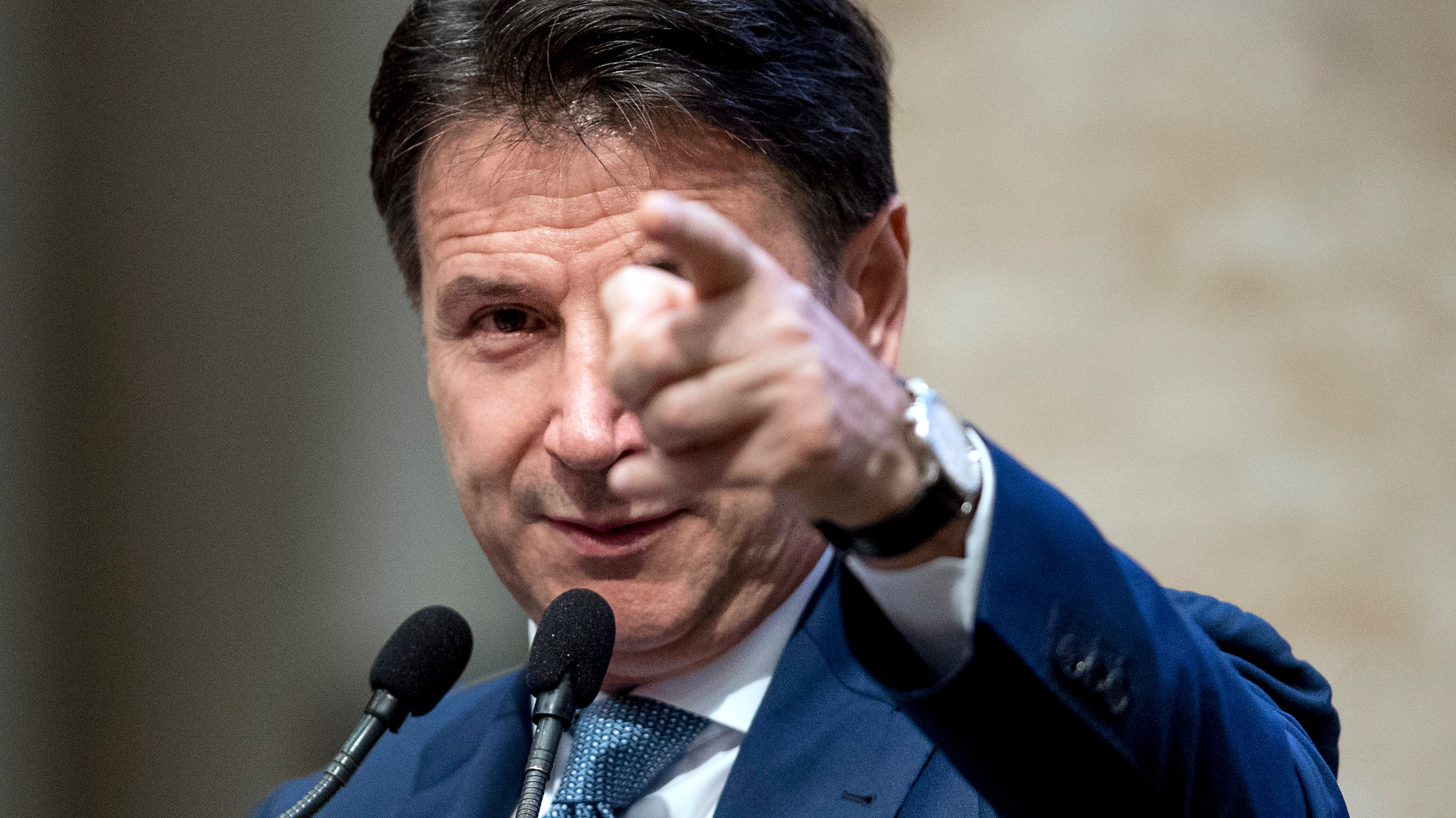 Conte "sbarca" a Milano fra gaffe e incoerenze. E il centrodestra incalza