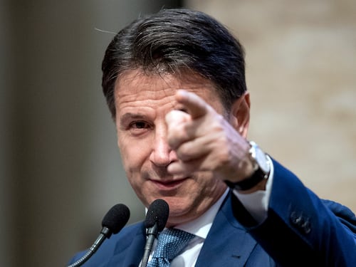 Dalla giustizia a Dibba. Conte strizza l'occhio ai grillini d'opposizione