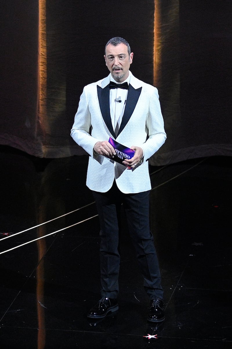 Sanremo 2024: ecco il look della prima serata del Festival del conduttore e co-conduttore 10