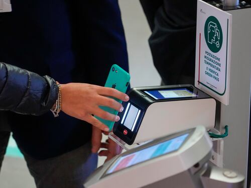 La truffa in Europa. Rubate le chiavi per creare Qr code e green pass falsi