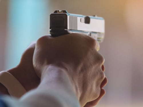 Treviso, pusher nigeriana ruba arma e apre il fuoco contro agente