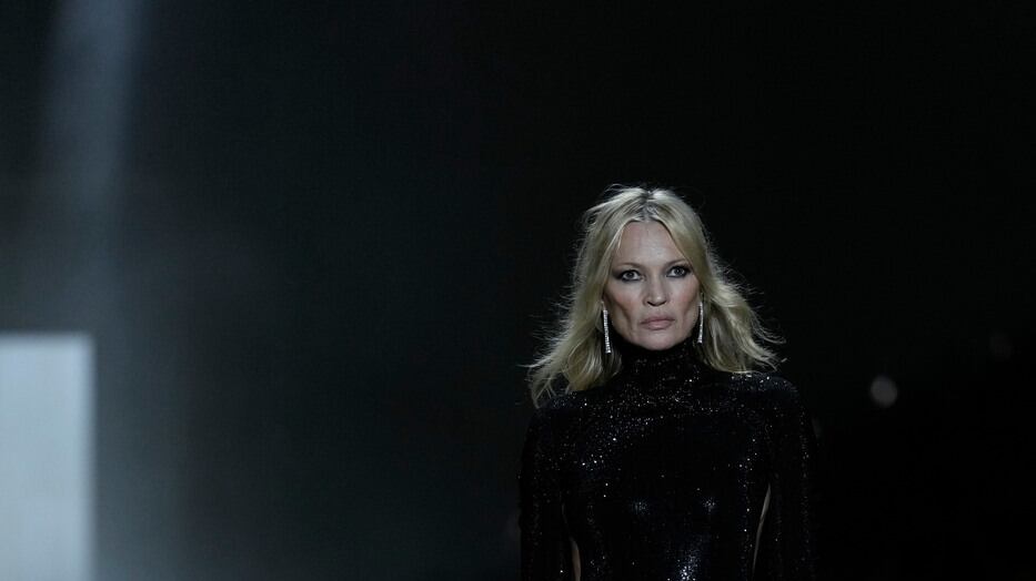 Cristalli e schiena nuda. Kate Moss chiude la prima sfilata Gucci firmata da Demna