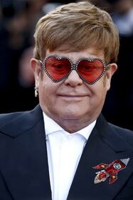 Elton John sul red carpet con gli occhiali a cuore 10