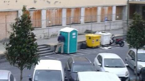 Il Comune monta i bagni. E i migranti li usano così