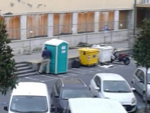 Il Comune monta i bagni. E i migranti li usano così