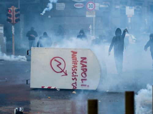 Tensione a Napoli per Salvini Bottiglie e sassi contro polizia