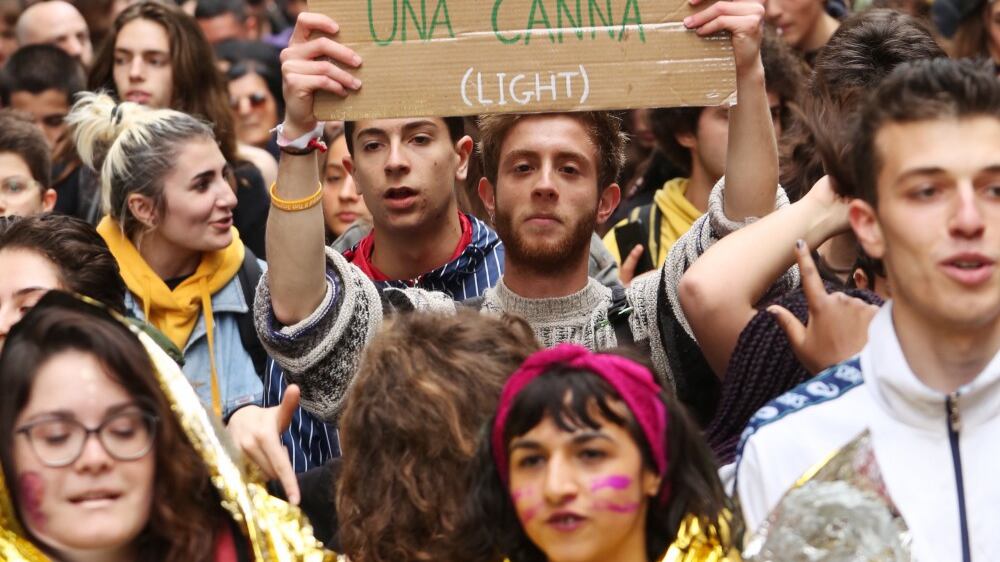 Il contro-corteo sfila nella noia