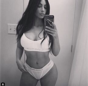Kim Kardashian, seno e perizoma in mostra su Instagram 7