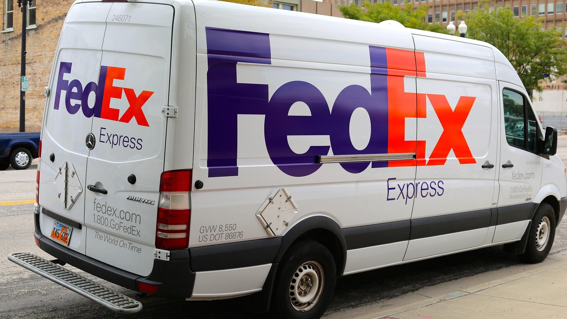 FedEx teme indebolimento del commercio globale, tagliate stime su utili e ricavi