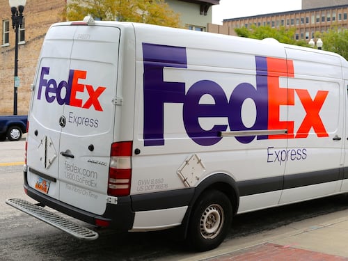 FedEx teme indebolimento del commercio globale, tagliate stime su utili e ricavi
