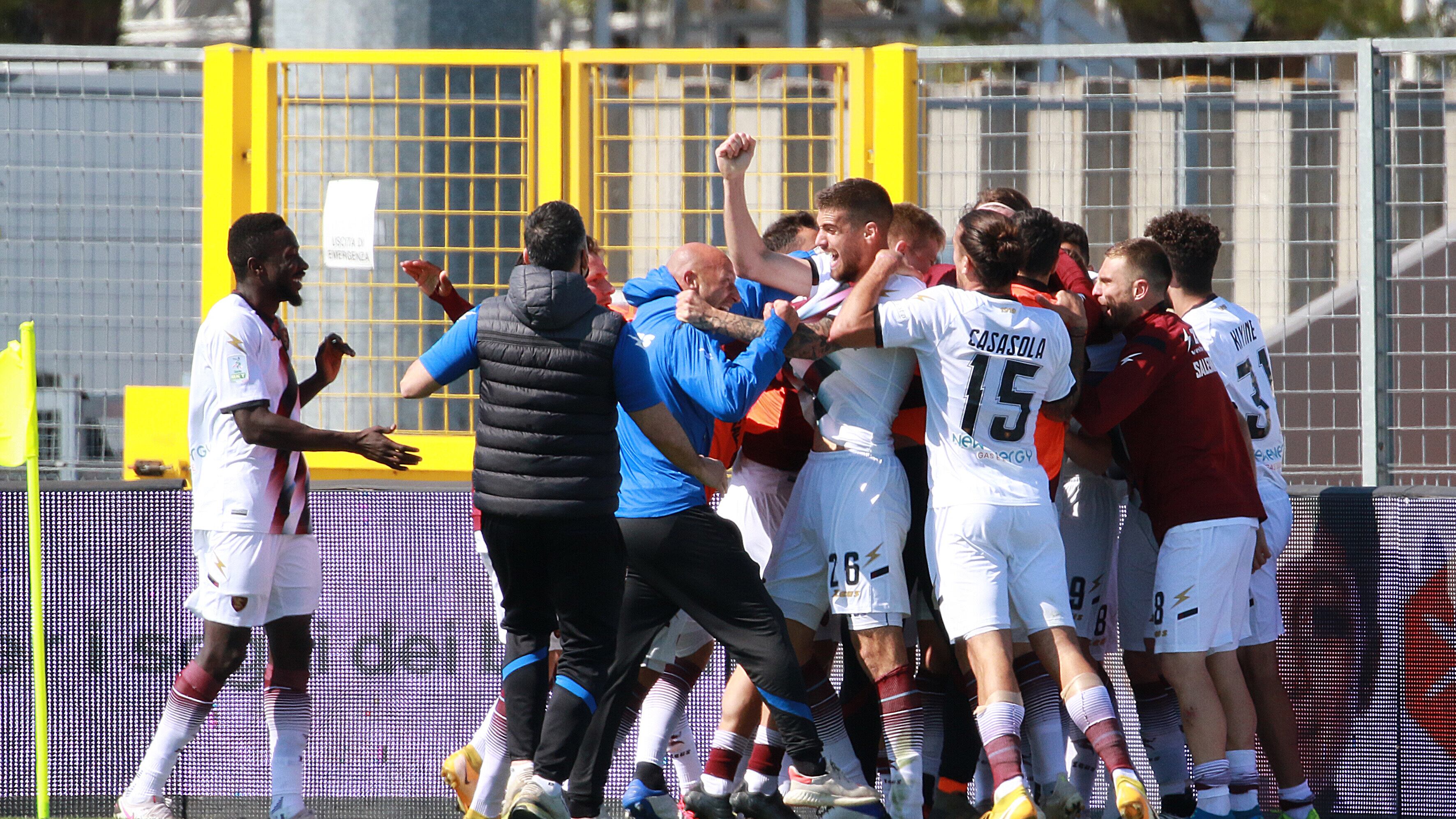 "Calci e pugni affinché il papà capisca": l'aggressione choc dei tifosi della Salernitana