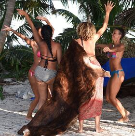 Isola dei Famosi 2017, sopravvivenza in costume da bagno 18