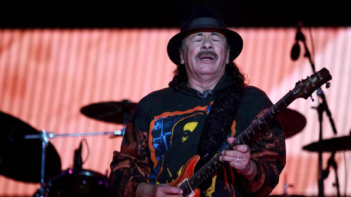 Carlos Santana sviene sul palco. Panico tra i fan: come sta il chitarrista