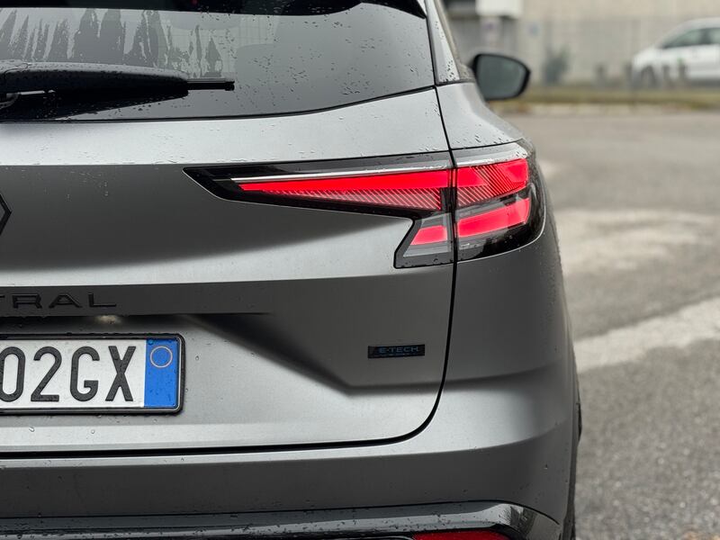 Renault Austral full hybrid: si aggiorna con il restyling 2026, la gallery del SUV francese 12