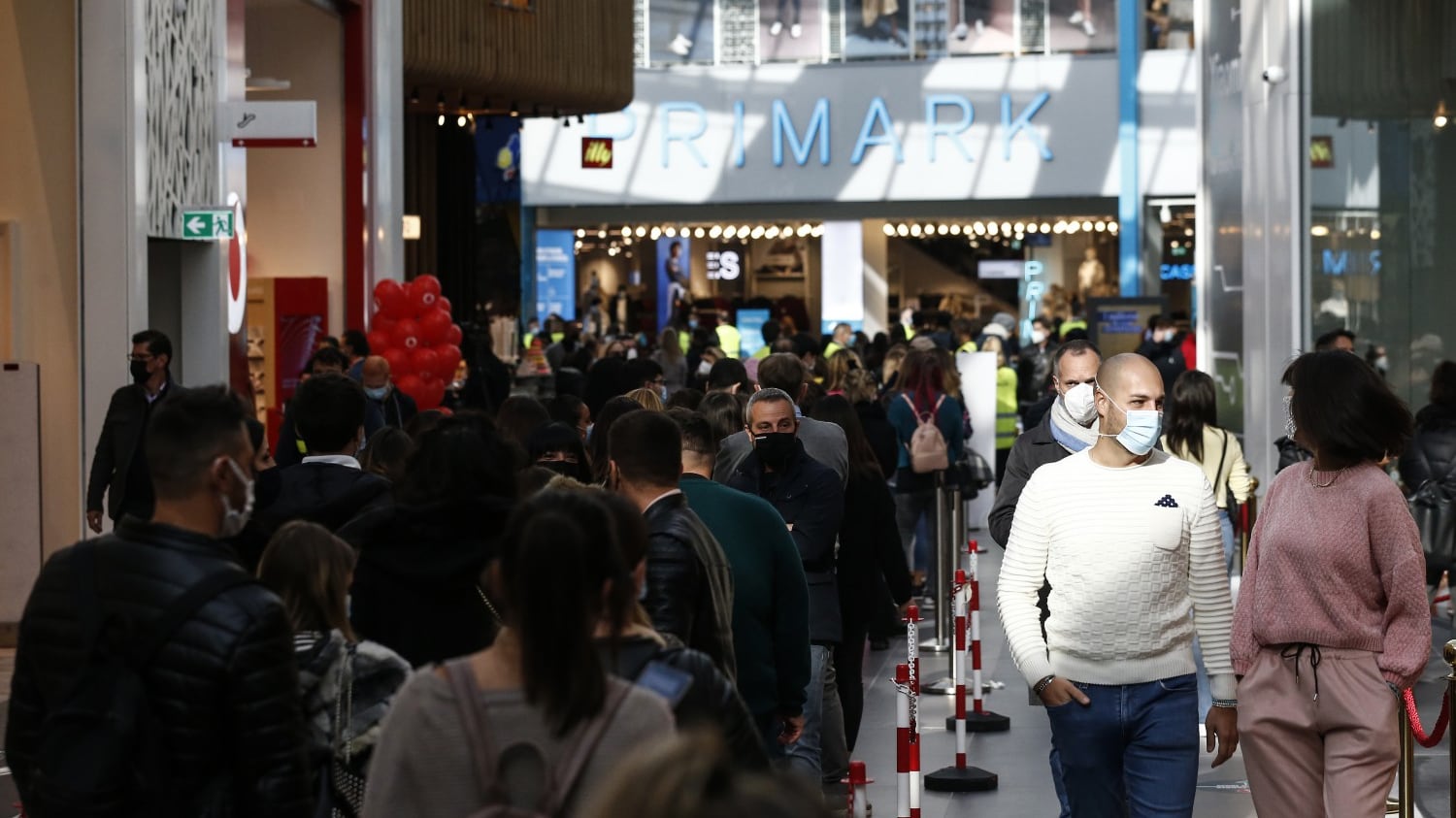 In migliaia all'apertura del centro commerciale. Bufera contro il Comune