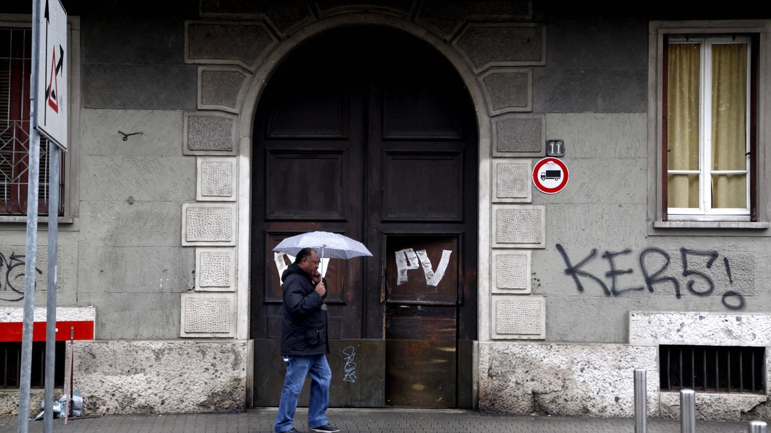 Una casa su due assegnata agli immigrati: la sinistra si accorge solo ora del disastro