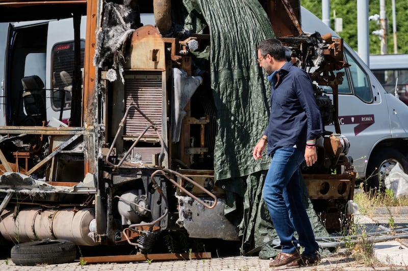 Il blitz di Salvini nella rimessa Atac presa di mira dai nomadi 8