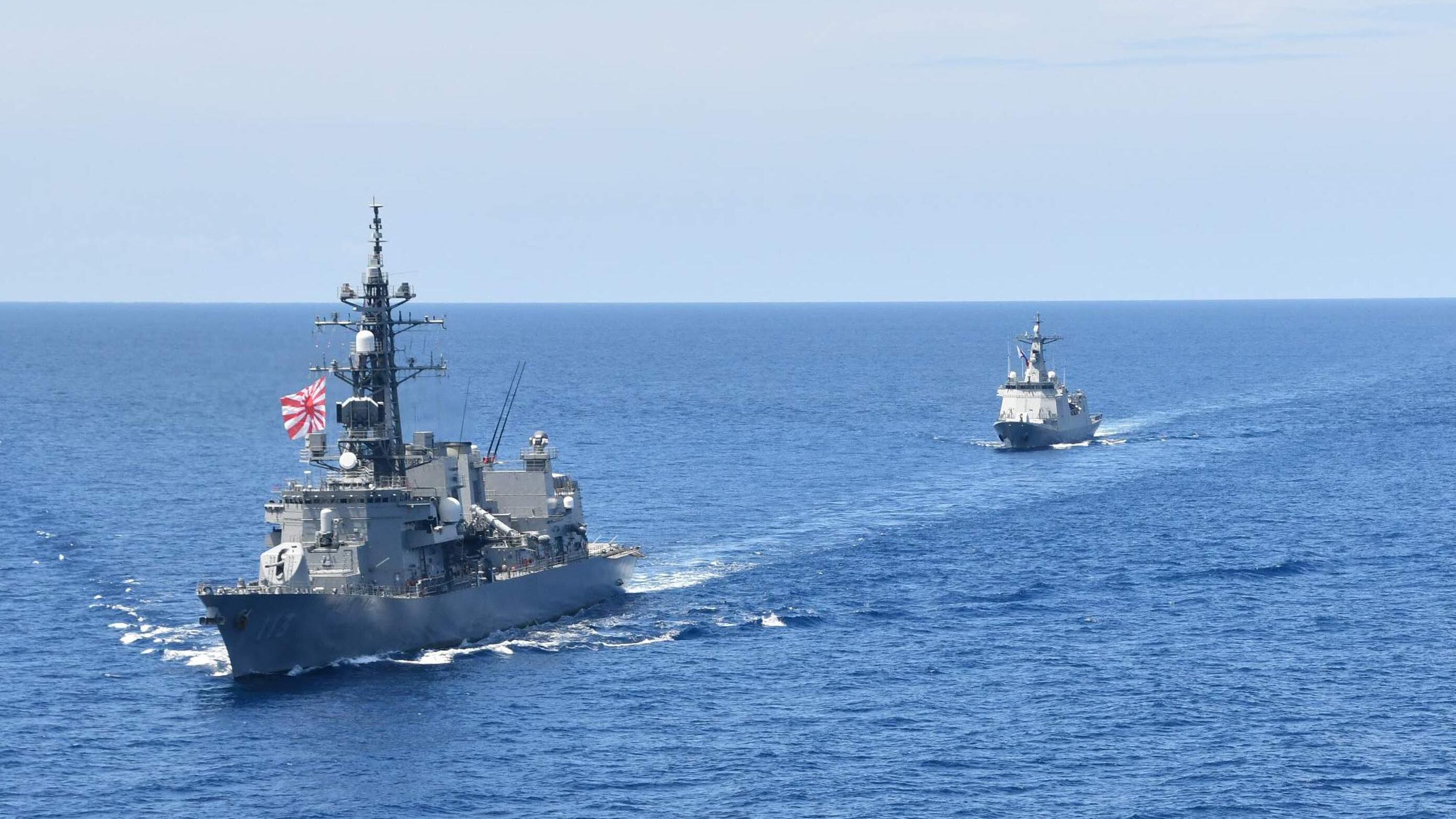 Navi da guerra in movimento: scatta la ragnatela per intrappolare la Cina