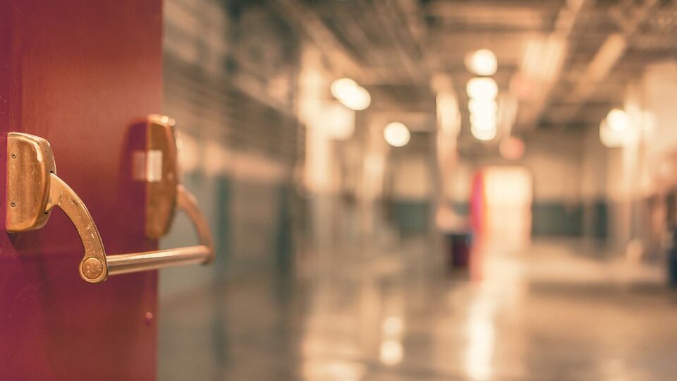 Le vietano di uscire di casa e la 17enne si butta dalla finestra