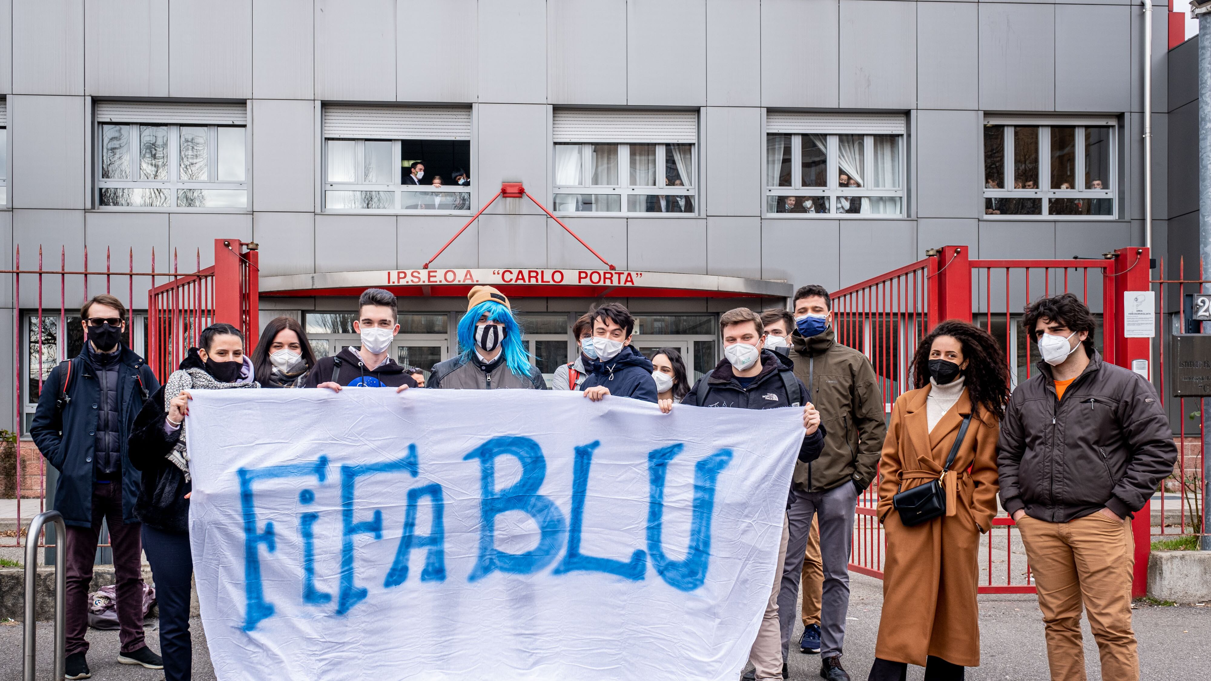 Capelli blu, ora la preside vieta tutte le tinture