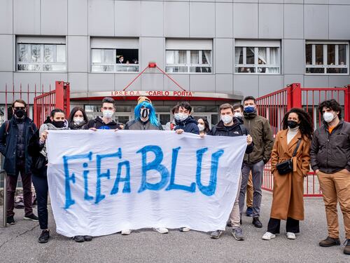Capelli blu, ora la preside vieta tutte le tinture